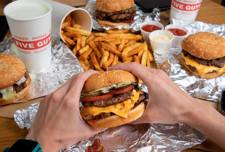 Five Guys celebra el Día de la Burger con la gran favorita “All the Way”
